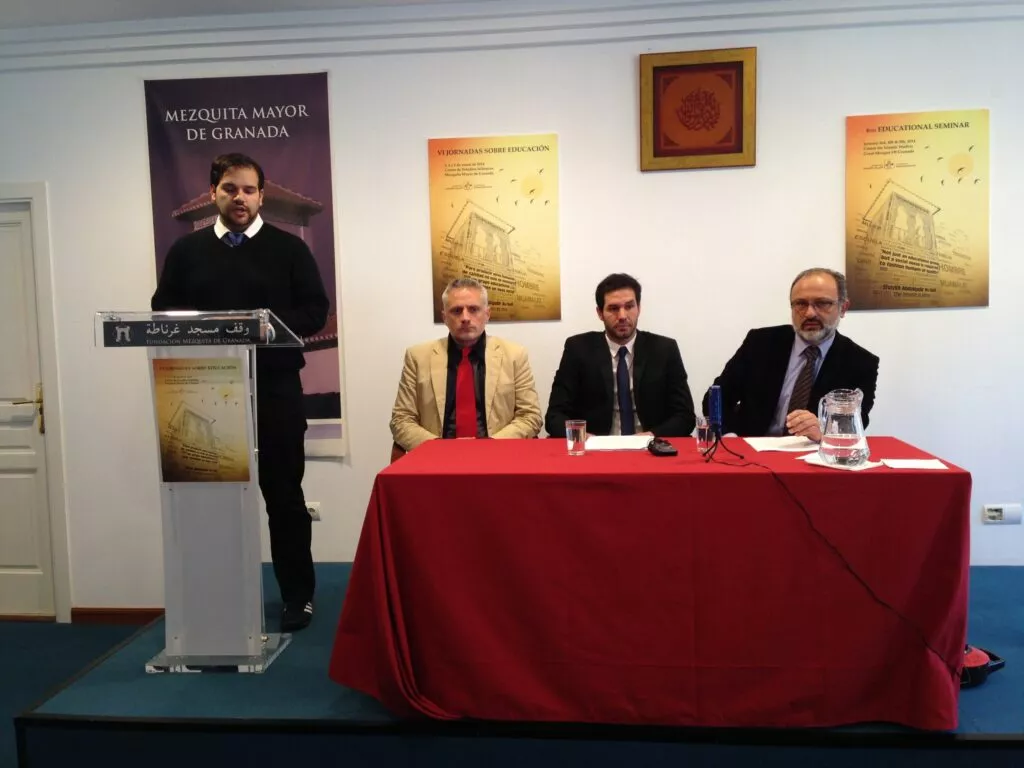 Rueda de prensa de las VI Jornadas sobre Educación bajo el cartel de la Mezquita Mayor de Granada