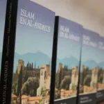 Ejemplares del libro Islam en al-Andalus alineados, con la Alhambra en la portada