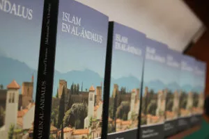 Ejemplares del libro Islam en al-Andalus alineados, con la Alhambra en la portada