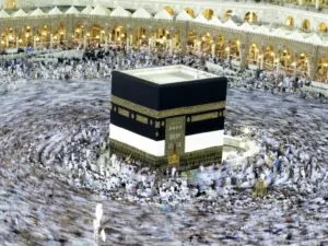 La Kaaba en la Gran Mezquita de La Meca rodeada de miles de peregrinos en el tawaf
