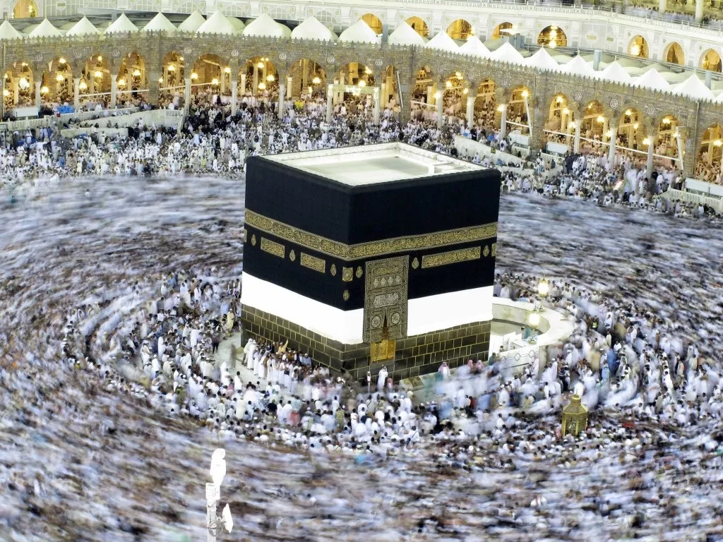 La Kaaba en la Gran Mezquita de La Meca rodeada de miles de peregrinos en el tawaf