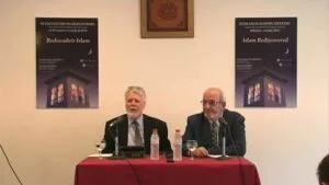 Dos ponentes en la mesa del IX Encuentro Islam en Europa, bajo los carteles de Redescubrir Islam 2012