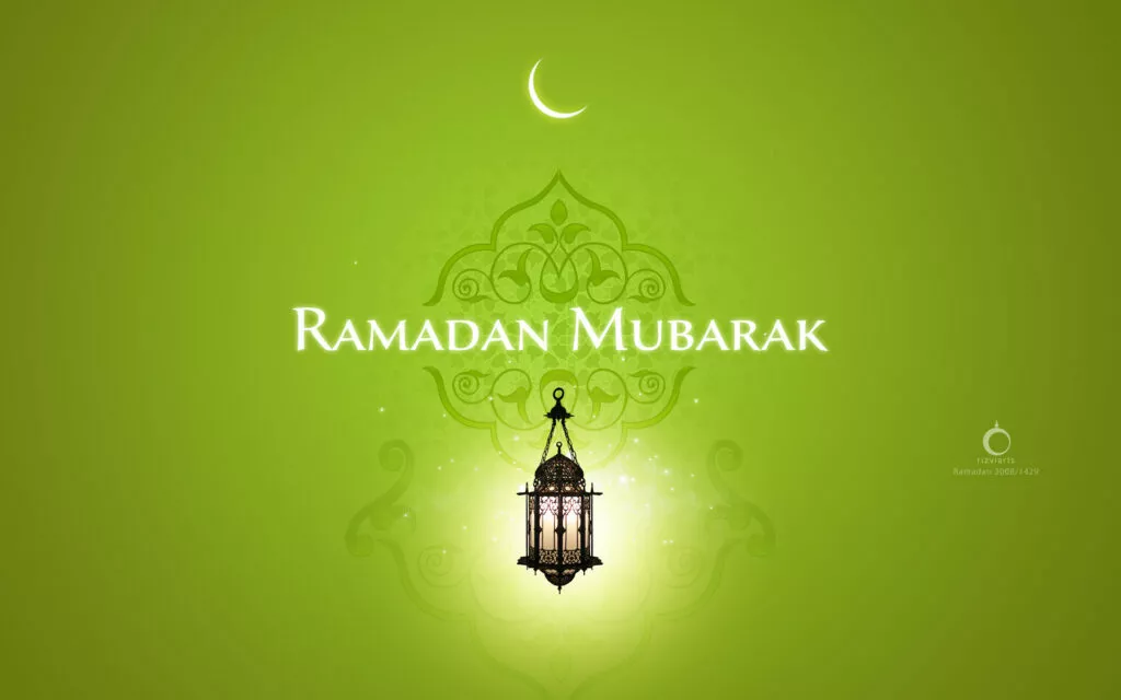 Cartel verde con el texto Ramadan Mubarak, una luna creciente y un farol encendido