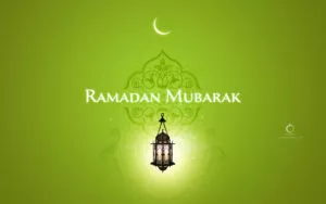 Cartel verde con el texto Ramadan Mubarak, una luna creciente y un farol encendido