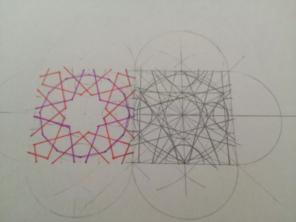 Trazado a lápiz de un patrón geométrico islámico con la estrella repasada en rojo y morado