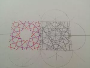 Trazado a lápiz de un patrón geométrico islámico con la estrella repasada en rojo y morado