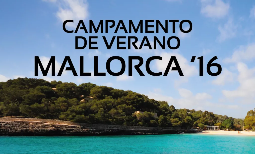Cartel del campamento de verano Mallorca 16 sobre una cala de agua turquesa rodeada de pinos