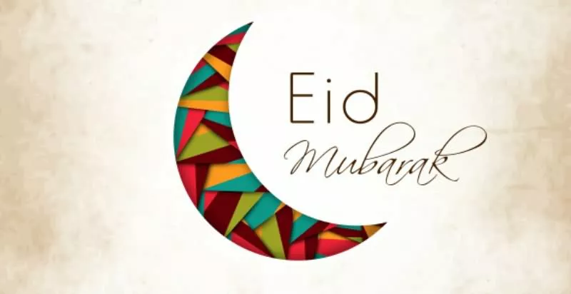 Felicitación Eid Mubarak con una luna creciente formada por triángulos de colores