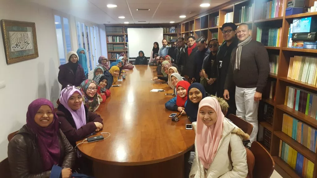 Grupo de estudiantes en torno a la mesa de la biblioteca del Centro de Estudios Islámicos