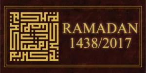 Cabecera granate con caligrafía cúfica y el texto Ramadan 1438 / 2017 en letras doradas