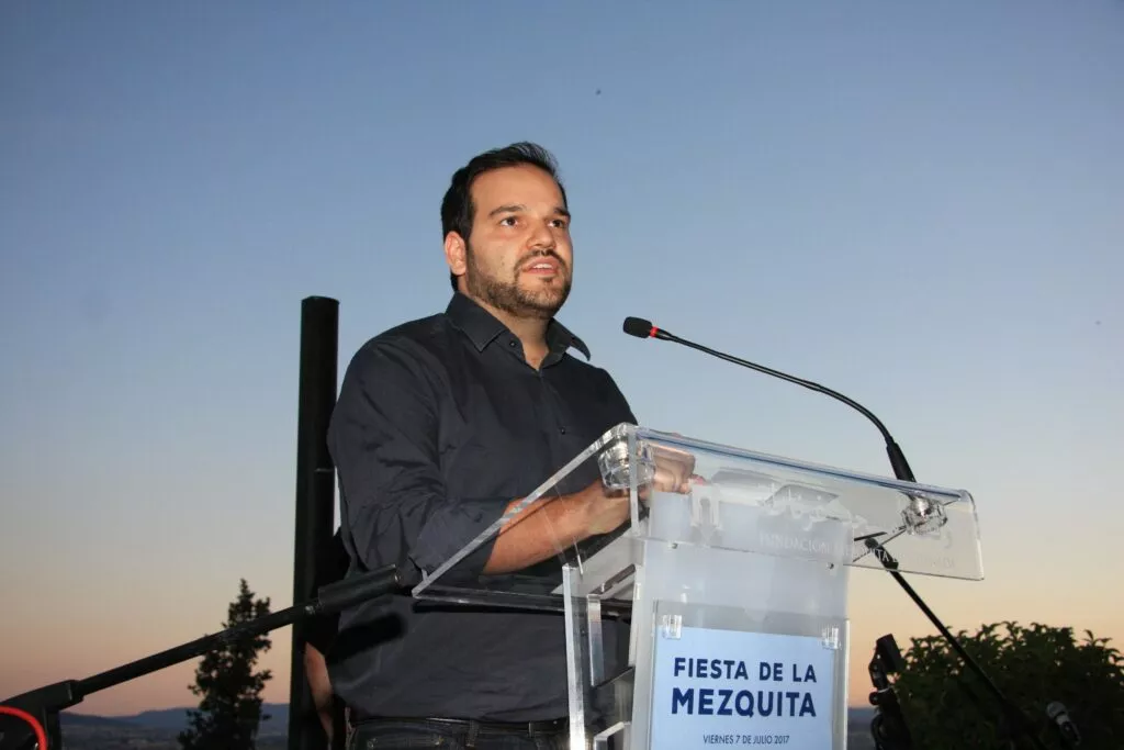 Orador en el atril de la Fiesta de la Mezquita del viernes 7 de julio de 2017 al atardecer