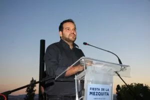 Orador en el atril de la Fiesta de la Mezquita del viernes 7 de julio de 2017 al atardecer