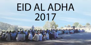 Cartel del Eid al Adha 2017 sobre la oración al aire libre con el imán ante los fieles sentados