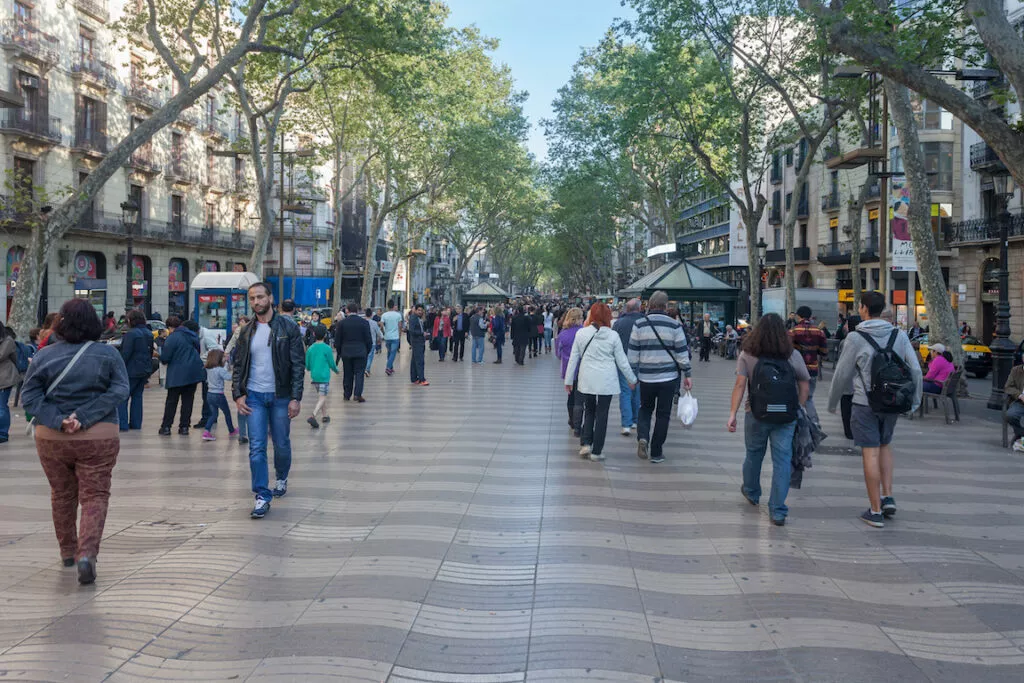 Paseo de las Ramblas de Barcelona con viandantes entre los plátanos y los quioscos