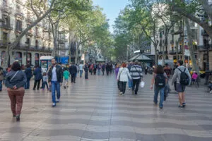 Paseo de las Ramblas de Barcelona con viandantes entre los plátanos y los quioscos