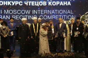 Entrega de premios de la competición internacional de Corán de Moscú con los galardonados en el escenario