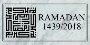 Cabecera de mármol con caligrafía cúfica cuadrada y el texto Ramadan 1439 2018