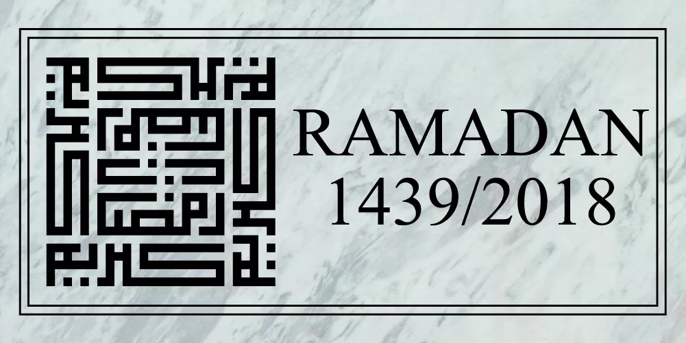 Cabecera de mármol con caligrafía cúfica cuadrada y el texto Ramadan 1439 2018