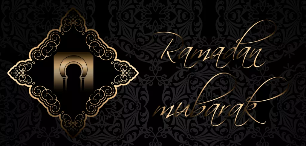 Felicitación negra y dorada con arabescos y el texto Ramadan mubarak en letra caligráfica