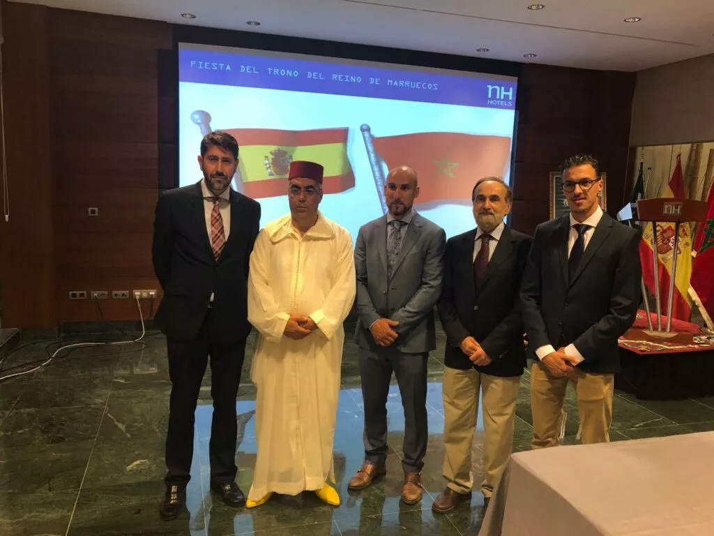 Cinco hombres posan ante la pantalla de la Fiesta del Trono del Reino de Marruecos
