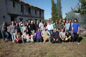 Voluntarios posando ante el caserío en ruinas de la futura Madrasa tras la jornada de limpieza