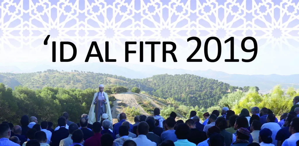Cabecera de Id al Fitr 2019 con el imam predicando ante los fieles reunidos al aire libre