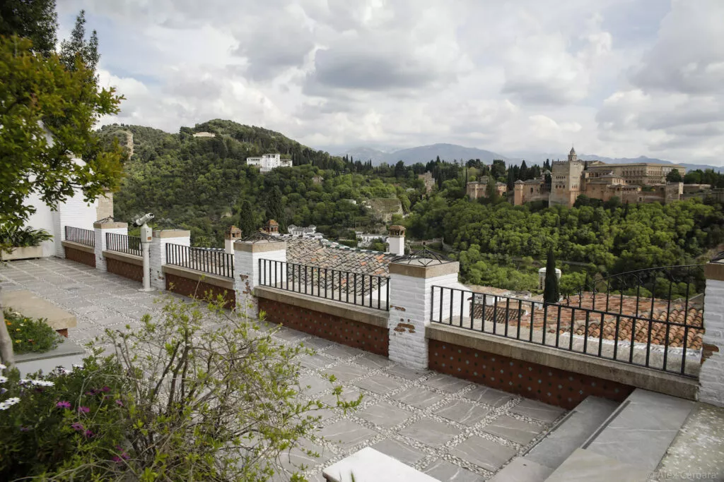 Terraza vacía de la mezquita con vistas a la Alhambra y a los tejados del Albaicín