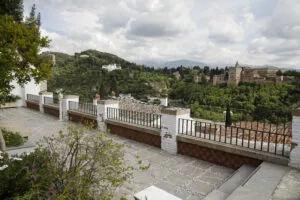 Terraza vacía de la mezquita con vistas a la Alhambra y a los tejados del Albaicín