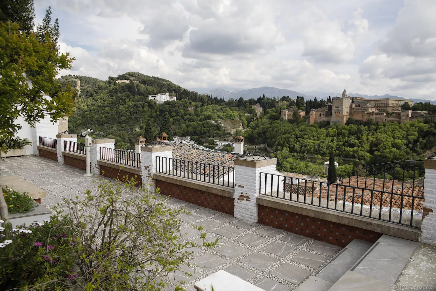Terraza vacía de la mezquita con vistas a la Alhambra y a los tejados del Albaicín