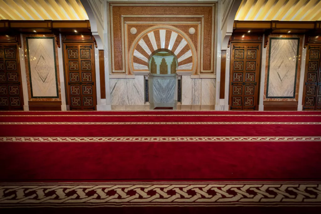 El mihrab de la sala de oración visto de frente desde la alfombra roja