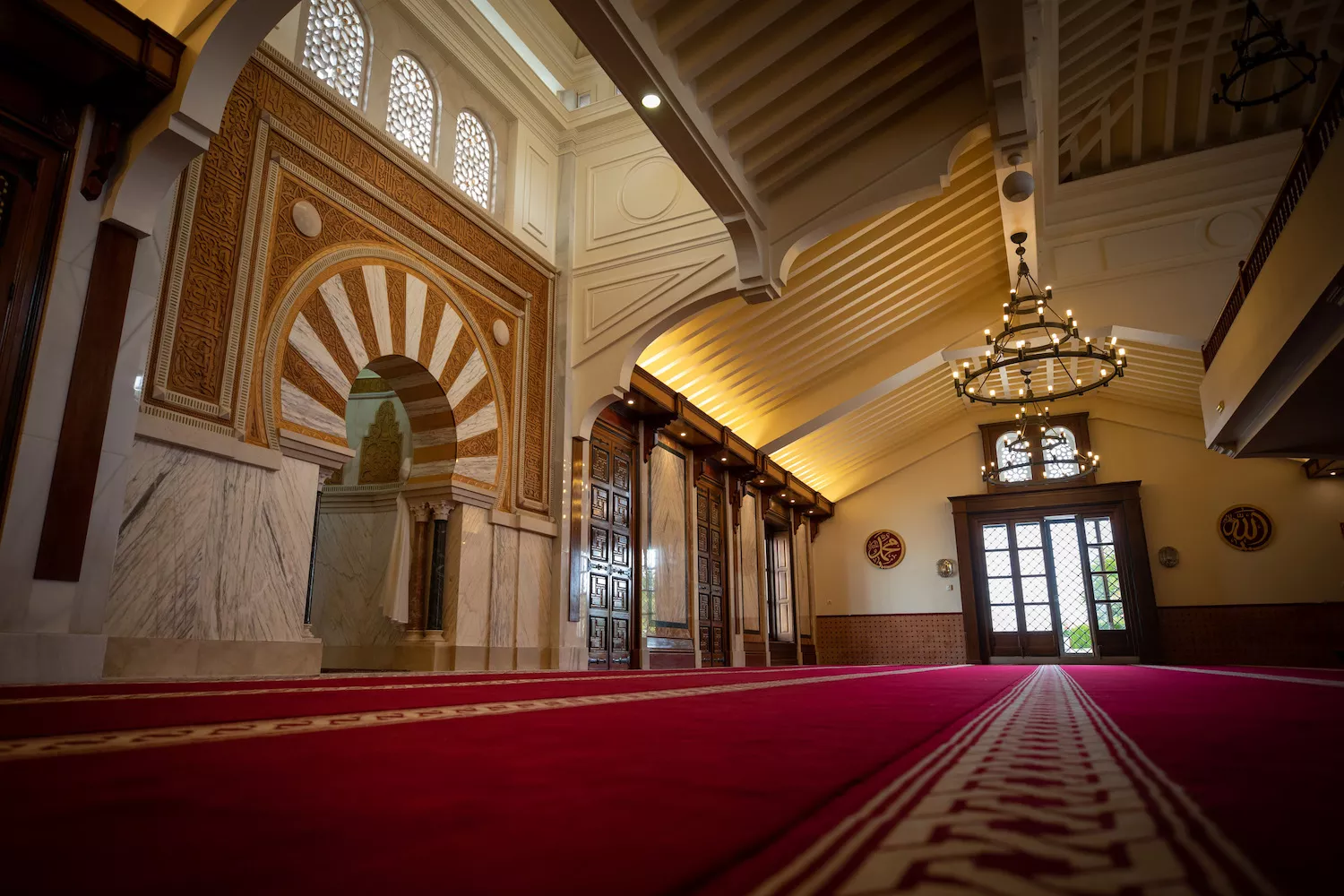 El mihrab y las puertas de madera taraceada vistos desde el suelo de la sala de oración