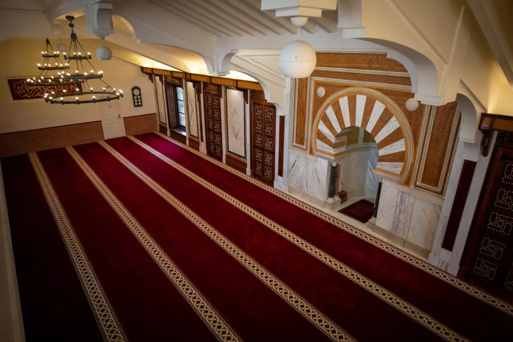 Vista en diagonal de la sala de oración desde la galería, con el mihrab a la derecha