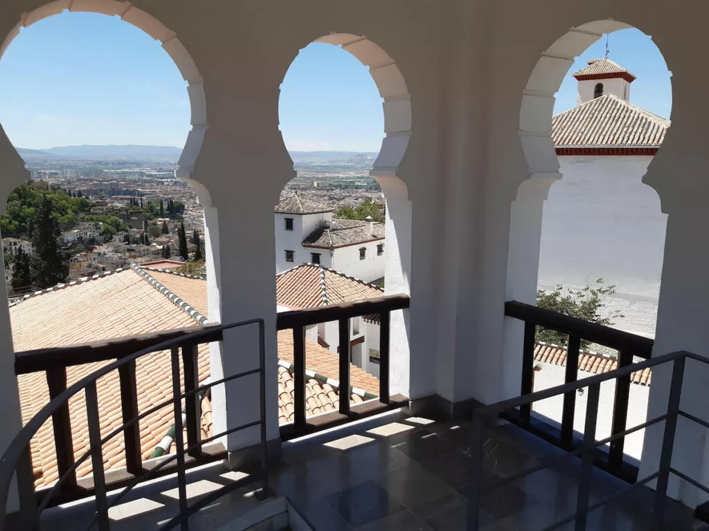 Vista de Granada y de los tejados del Albaicín desde la galería de arcos del alminar