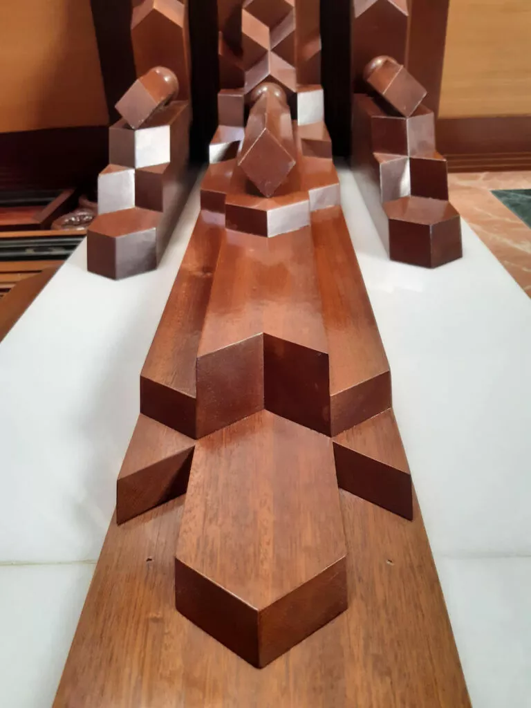 Detalle de una pieza de carpintería de lazo en madera, con las piezas geométricas ensambladas