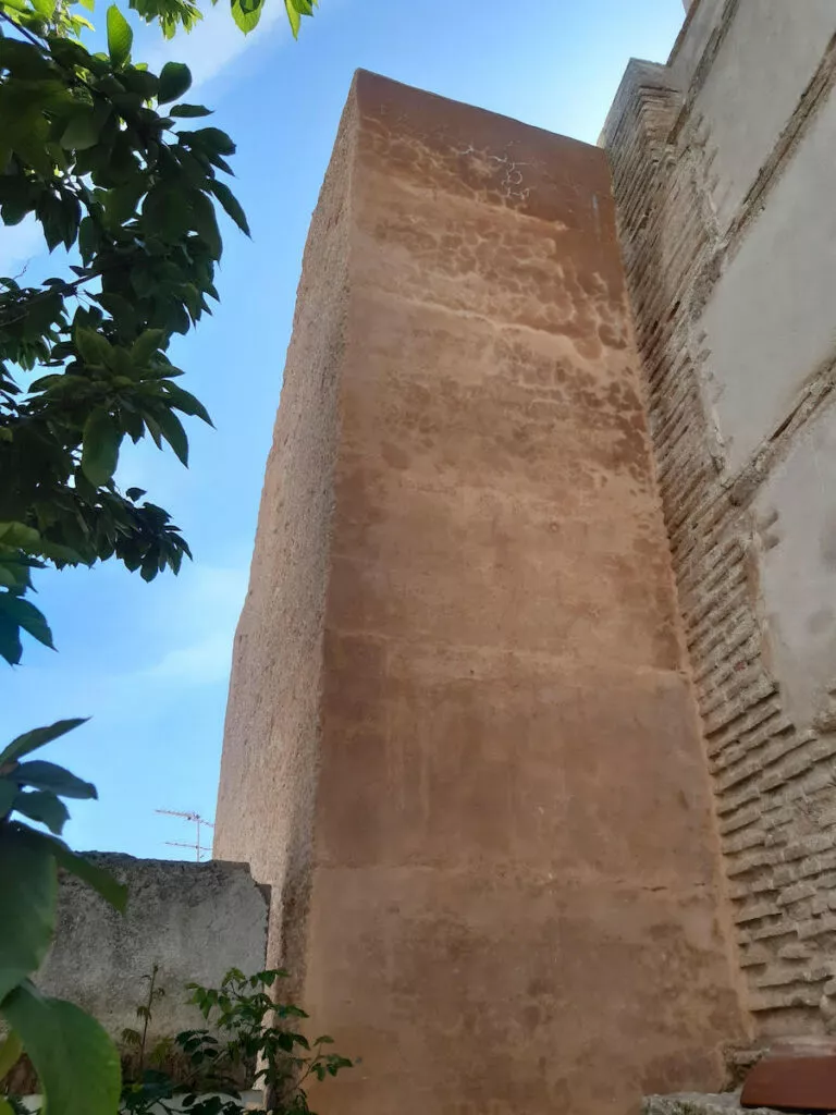 Muro de tapial de una torre nazarí junto a la mezquita, visto desde abajo