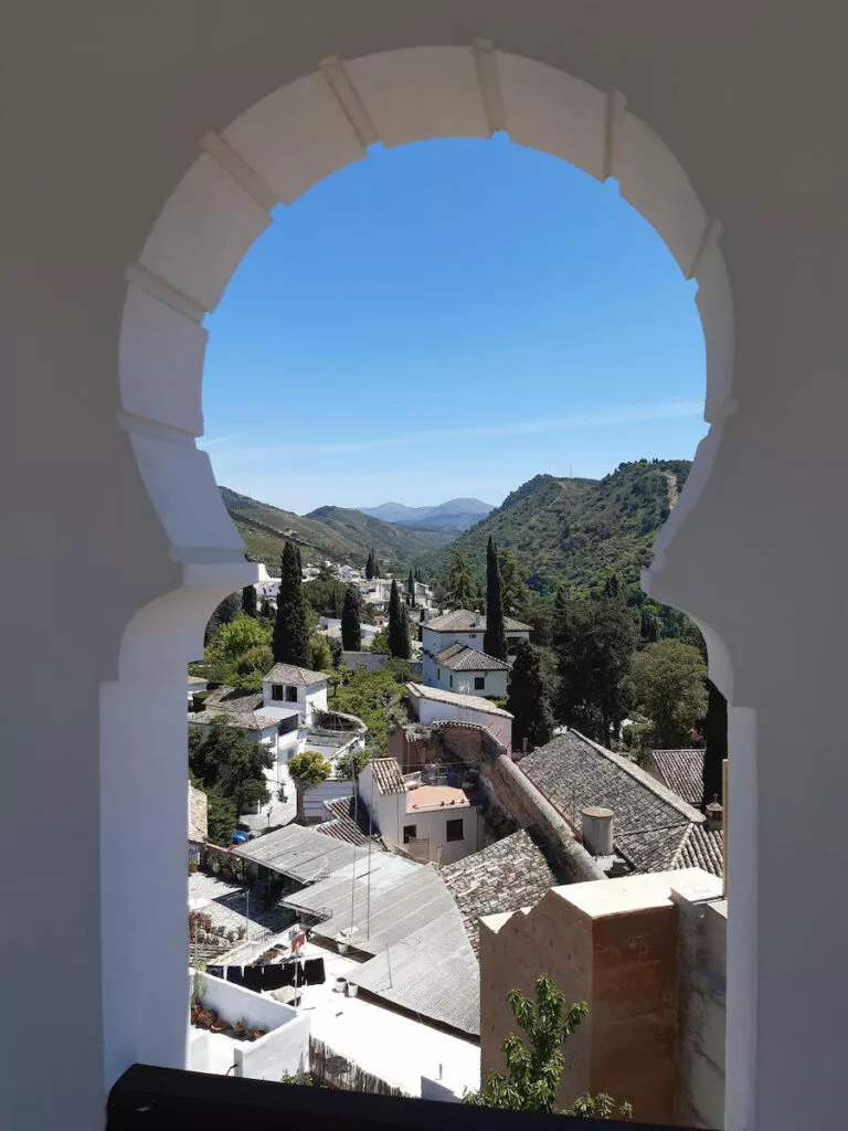 El valle y el Albaicín enmarcados por un arco de herradura del mirador