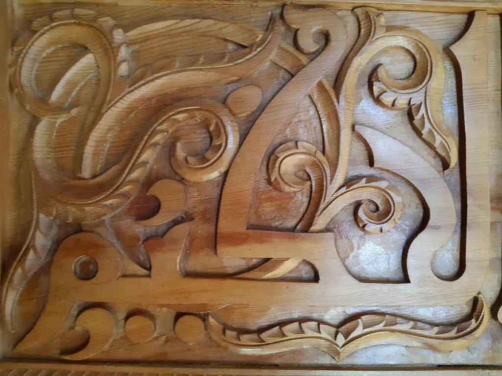 Detalle de una talla de madera con motivos vegetales en relieve