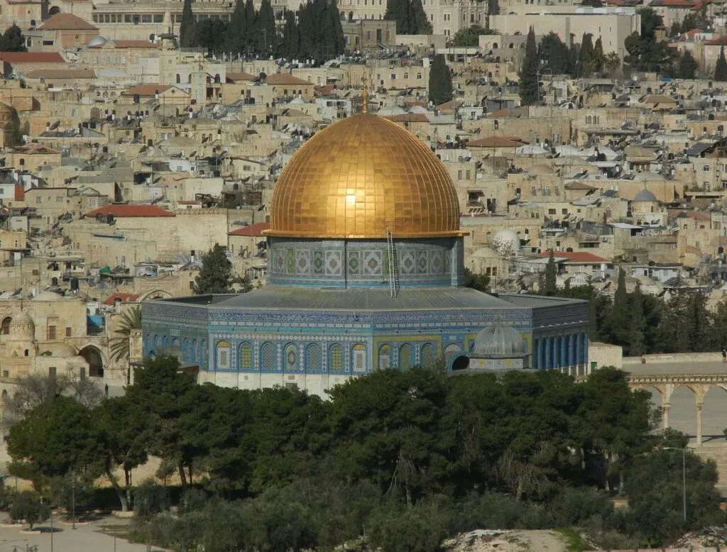Cúpula dorada de la Roca en la explanada de al-Aqsa, con la ciudad vieja de Jerusalén detrás