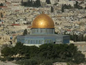 Cúpula dorada de la Roca en la explanada de al-Aqsa, con la ciudad vieja de Jerusalén detrás