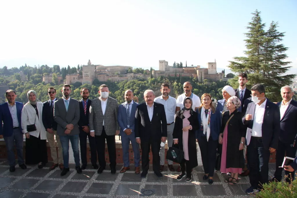 Delegación turca y anfitriones posan en la terraza de la mezquita con la Alhambra al fondo