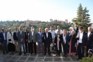 Delegación turca y anfitriones posan en la terraza de la mezquita con la Alhambra al fondo