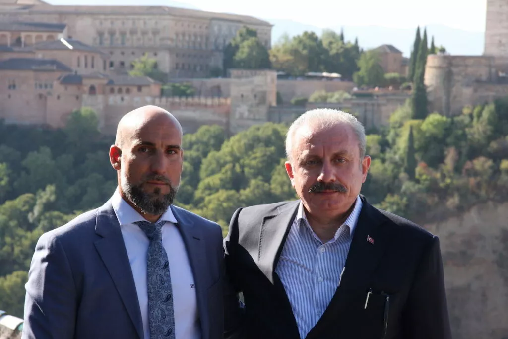 Dos hombres posan en el mirador con la Alhambra al fondo durante la visita institucional