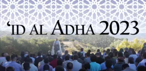 Cartel del 'id al Adha 2023 sobre la oración al aire libre, con el imam de blanco ante los fieles