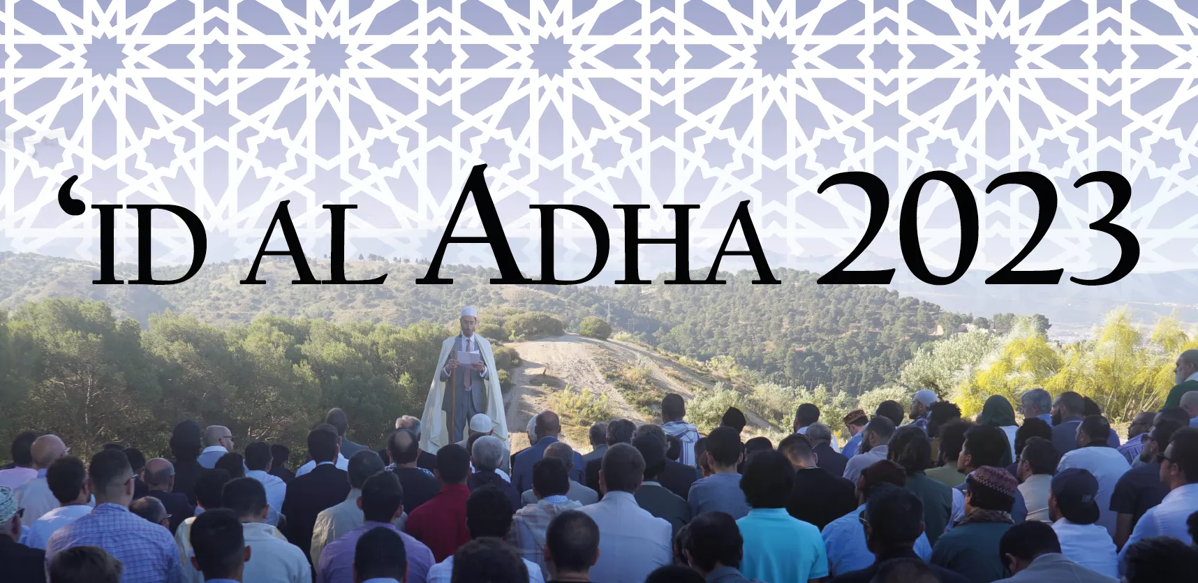 Cartel del 'id al Adha 2023 sobre la oración al aire libre, con el imam de blanco ante los fieles