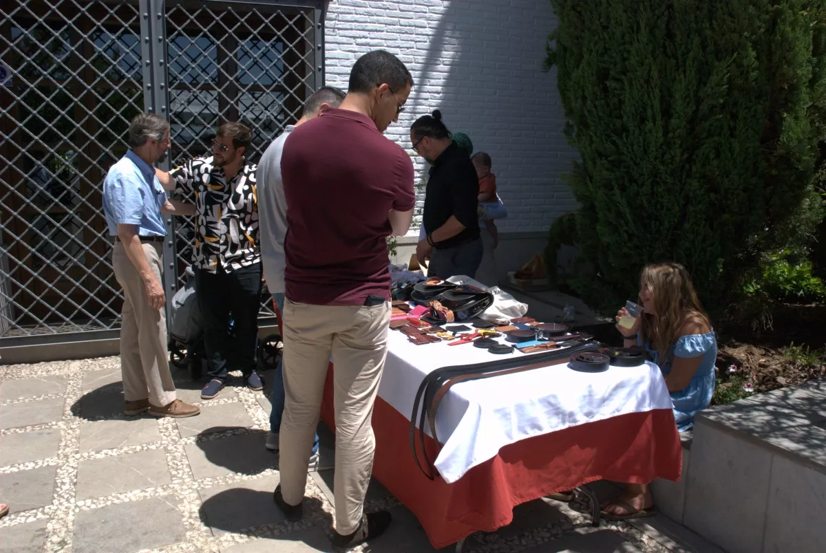 Puesto de artesanía de cuero instalado en el patio durante el mercado del encuentro