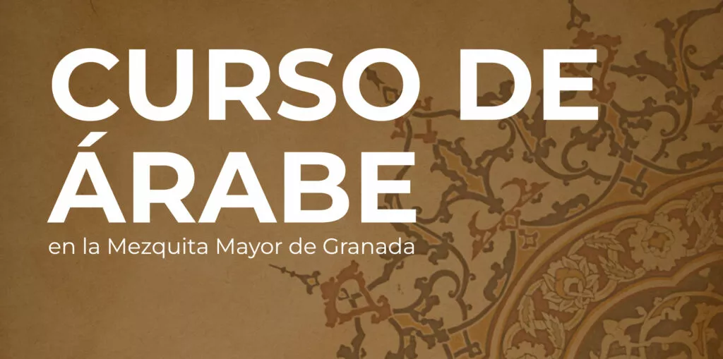 Cartel del curso de árabe en la Mezquita Mayor de Granada sobre un fondo de lacerías ocres