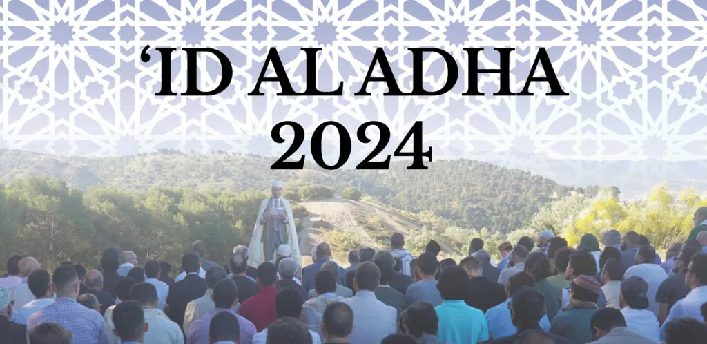 Cartel del 'Id al Adha 2024 sobre la oración en el cerro, con el imam de blanco ante los fieles sentados