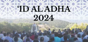 Cartel del 'Id al Adha 2024 sobre la oración en el cerro, con el imam de blanco ante los fieles sentados