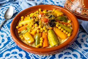 Fuente de barro con cuscús, verduras y garbanzos