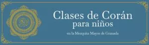 Cartel azul: Clases de Corán para niños en la Mezquita Mayor de Granada, con una roseta dorada